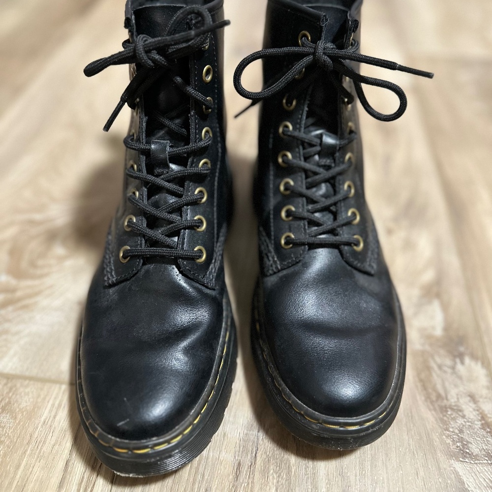 Doc Martens - ZAVALA AirWair Boots - AW004/SK 03 V - Womens size 7